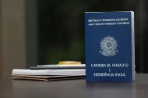 Carteira de Trabalho em composição institucional sobre relação de emprego