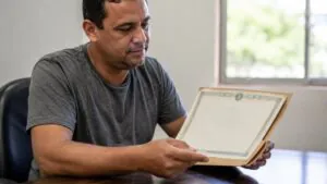 Homem consulta certidão relacionada ao reconhecimento de paternidade
