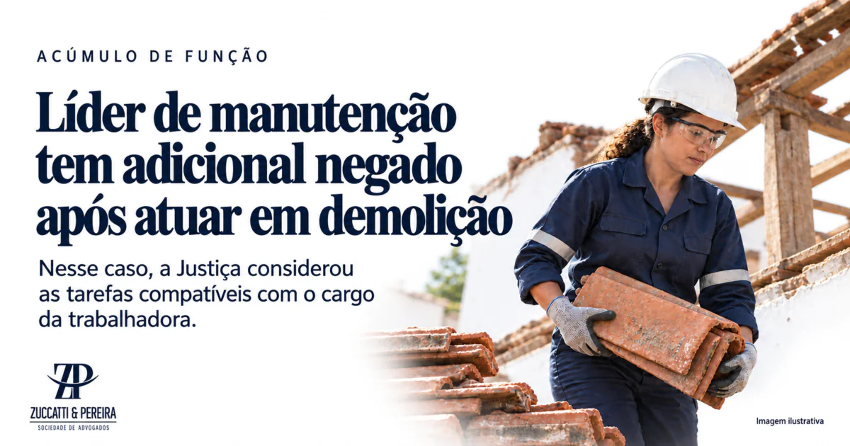 Acúmulo de função: imagem ilustrativa de trabalhadora com capacete e luvas movimentando telhas em uma obra.