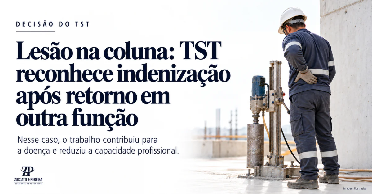 Cena ilustrativa de operador com a mão na lombar junto a uma perfuratriz de concreto, em notícia sobre lesão na coluna e indenização.