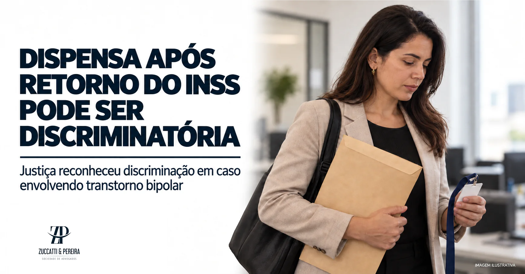 Dispensa discriminatória após afastamento pelo INSS: trabalhadora deixa o escritório em imagem ilustrativa