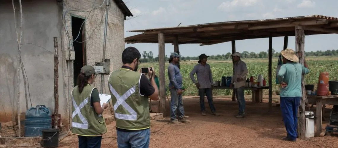 Fiscalização registra alojamento rural precário em fazenda brasileira